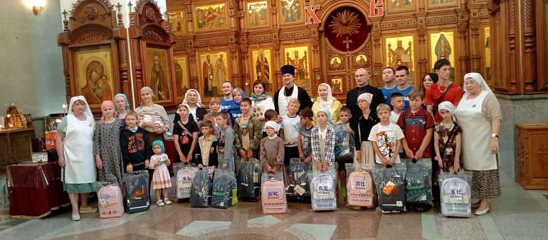 Хабаровские союзницы провели аукцион для акции "Помоги собраться в школу"