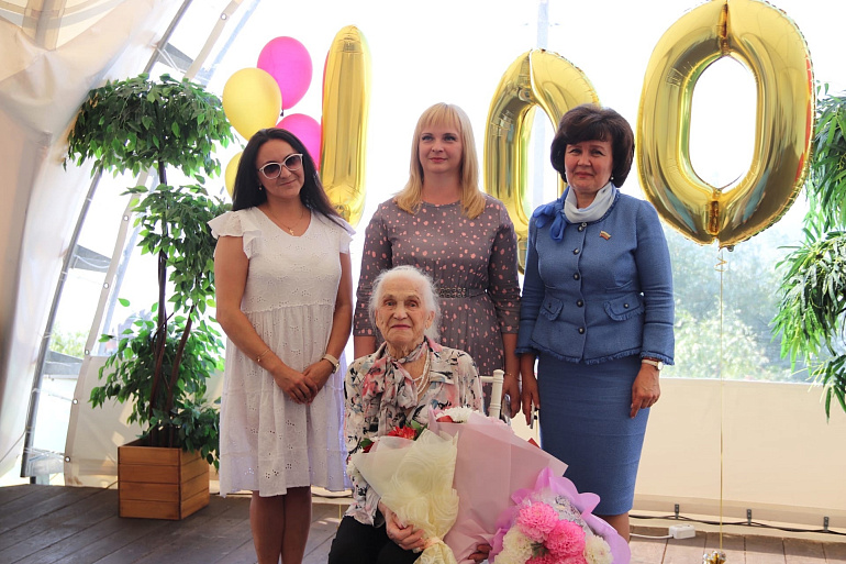 Ульяновский Союз женщин поздравил со 100-летним юбилеем участницу Великой Отечественной войны