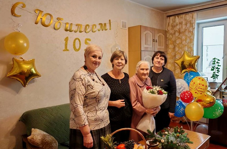 Члены правления Союза женщин Кузбасса поздравили ветерана с юбилеем