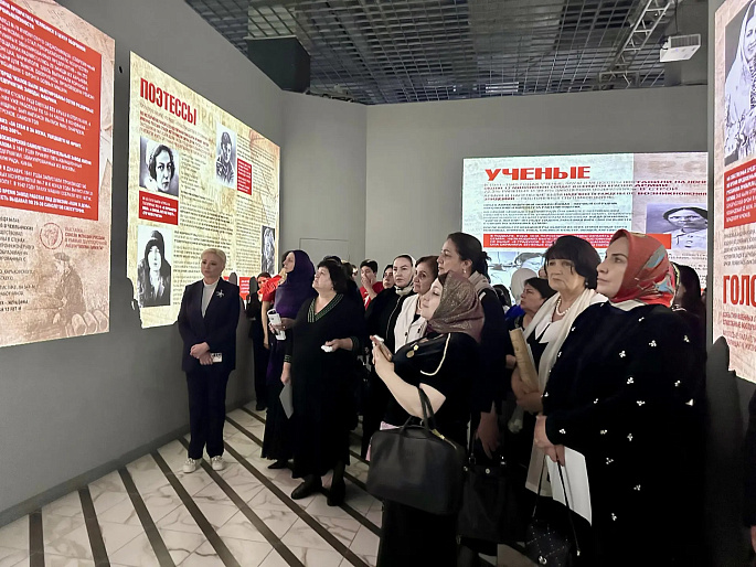 «Женское лицо Победы»: в Махачкале прошла патриотическая акция Союза женщин Дагестана