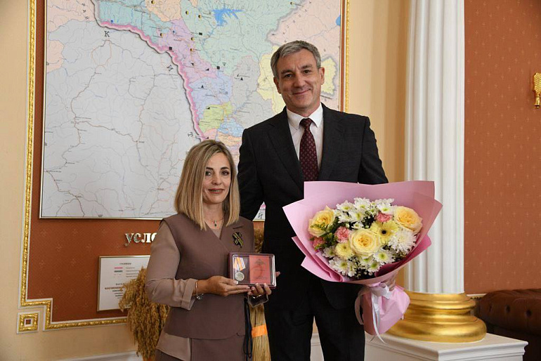 Губернатор Амурской области вручил председателю РО СЖР медаль «За помощь и милосердие»