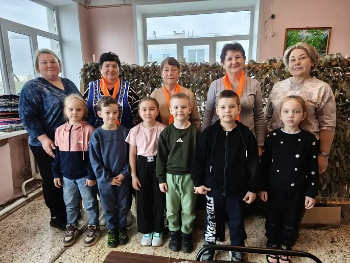 Женсовет научил маленьких патриотов плетению маскировочных сетей