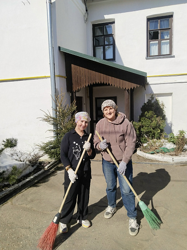 Дружный трудовой десант навел порядок на территории обители