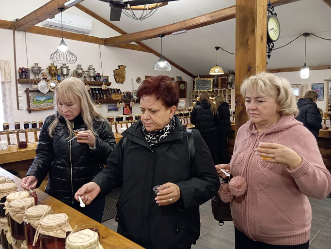 Активистки женсовета Предгорья посетили Медовые водопады Карачаево-Черкесии
