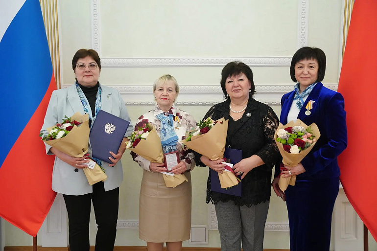 Представителям женсоветов Кузбасса вручены высокие награды