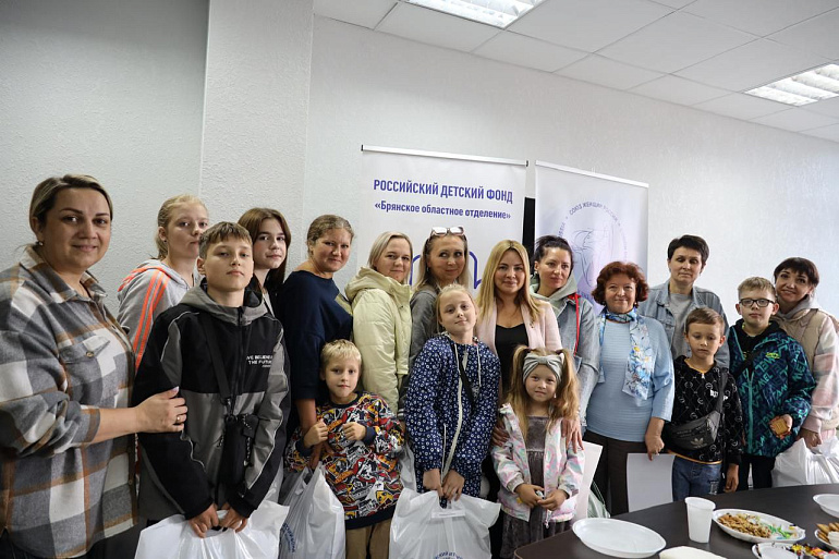 Брянские союзницы вручили детям-инвалидам подарки к Первому сентября