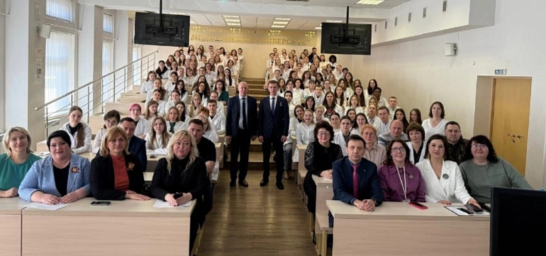 Женсовет Кирова организовал встречу студентов и преподавателей КГМУ с Героем России