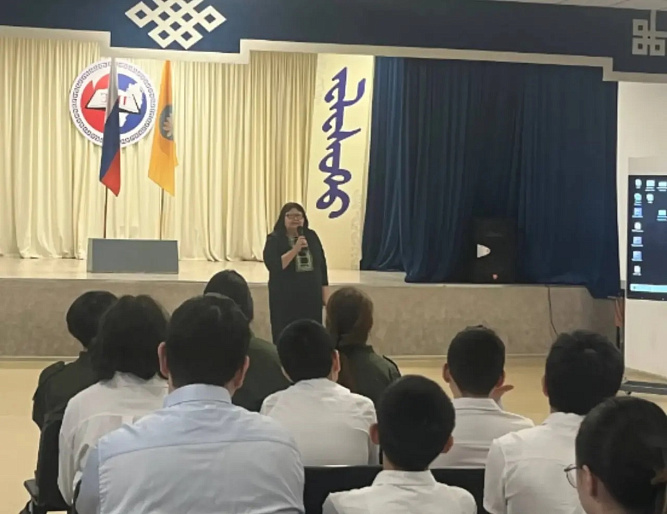 Лидер Союза женщин Калмыкии рассказала школьникам о земляках-интернационалистах