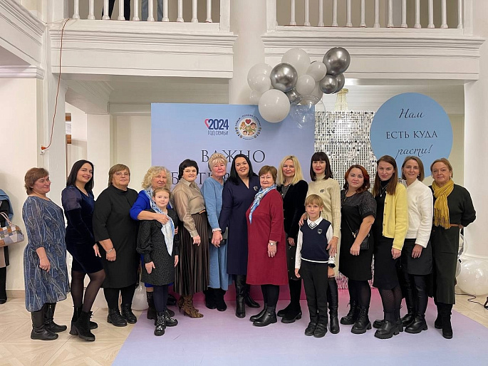 Семье председателя женсовета вручен Памятный знак