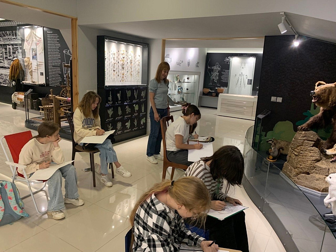 В Урае представитель женсовета устроила пленэр для юных художников