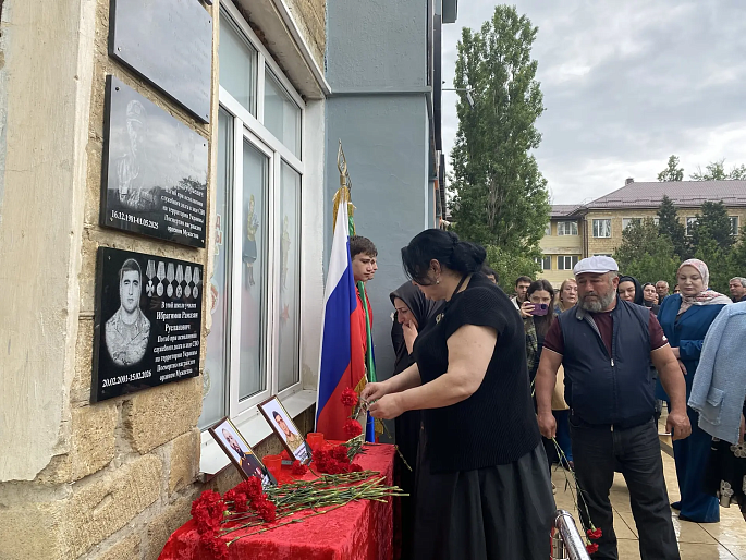 В Каспийской гимназии открыли памятные доски погибшим бойцам СВО