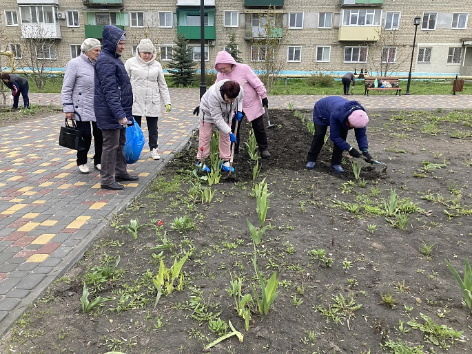 Активистки Калининского женсовета вышли на первомайский субботник