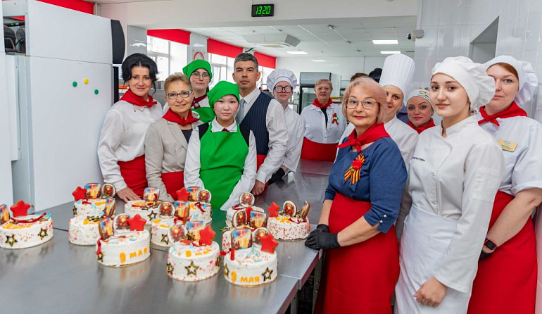 В Кузбассе торт Победы вручили ветеранам, труженикам тыла и детям войны
