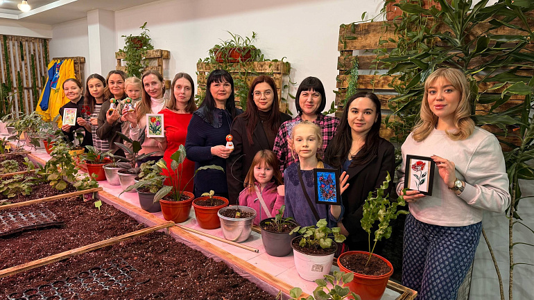 Новоуренгойский женсовет накануне 8 Марта научился создавать витражи