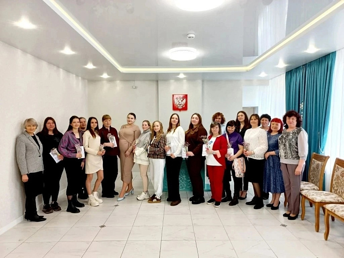 «Связано с любовью»: женсоветы Новосибирской области вяжут пинетки для будущих мам и малышей