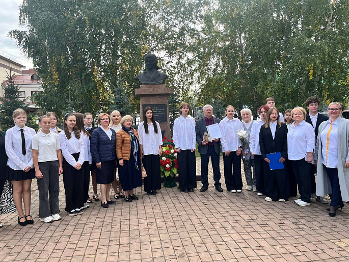 Томские союзницы в День танкиста приняли участие в митинге у памятника Марии Октябрьской