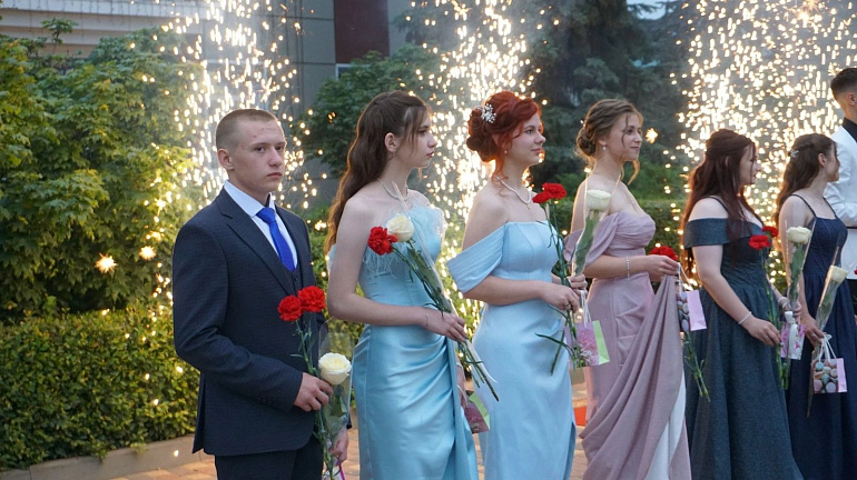 Представители Добринского женсовета вручили медали лучшим выпускникам школ района