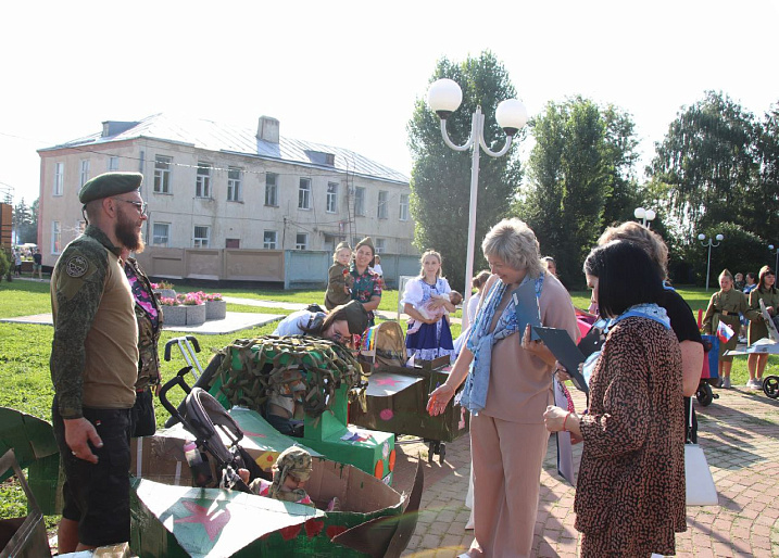 Краснинский женсовет организовал патриотический "Парад колясок"