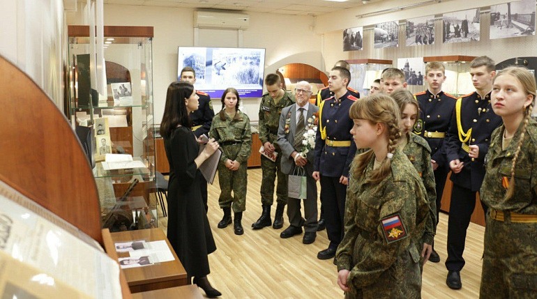 Нет в России семьи такой, где б не памятен был свой герой