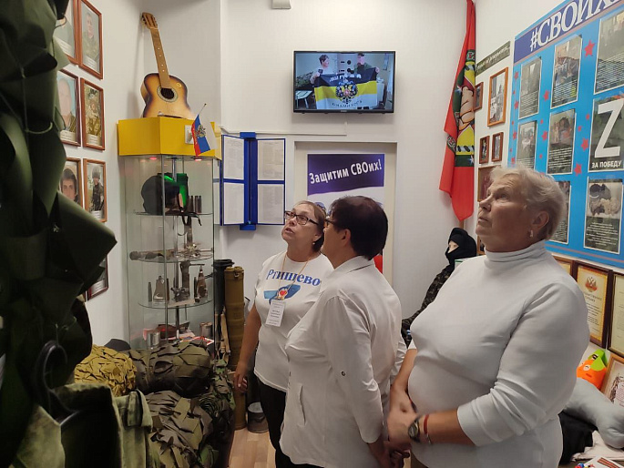 "Серебряный" волонтер Ртищевского женсовета проводит экскурсии по музею СВО