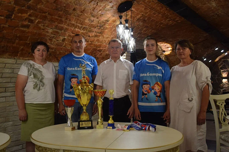 В Усмани женсовет поздравил маму чемпионки