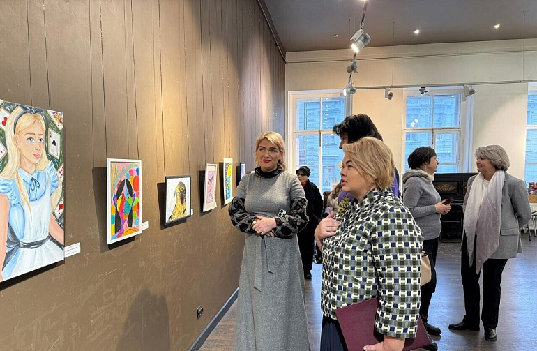 Союз женщин Ленобласти организовал выставку "Мир глазами особенных детей"