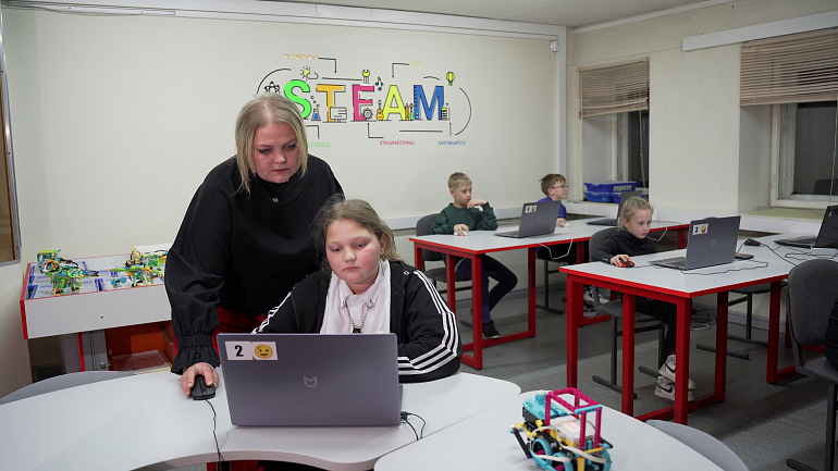 Победитель регионального этапа «Мама-предприниматель» учит детей и помогает нашим воинам