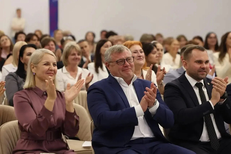 Губернатор Астраханской области выступил на форуме «Женсовет.30»