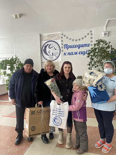 Омские союзницы встречают из роддома молодых мам из семей участников СВО