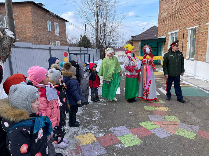 Емельяновские ребятишки взяли снежный городок