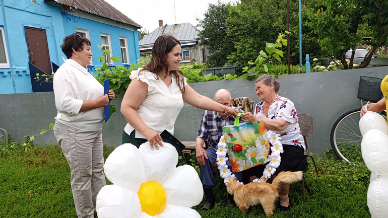 Добринский женсовет поздравил 30 семейных пар