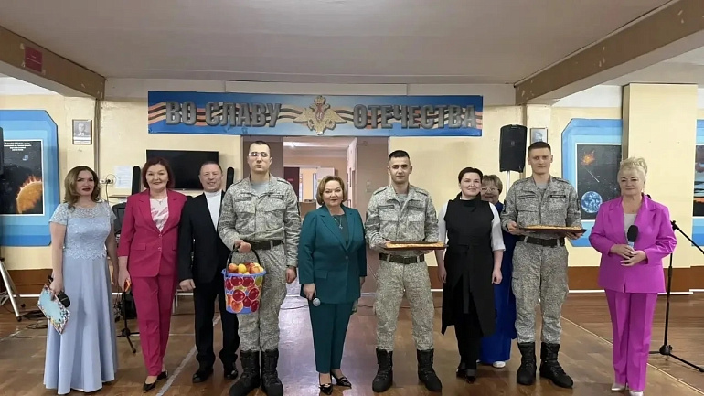 Союз женщин НАО поздравил военнослужащих с Днем защитника Отечества