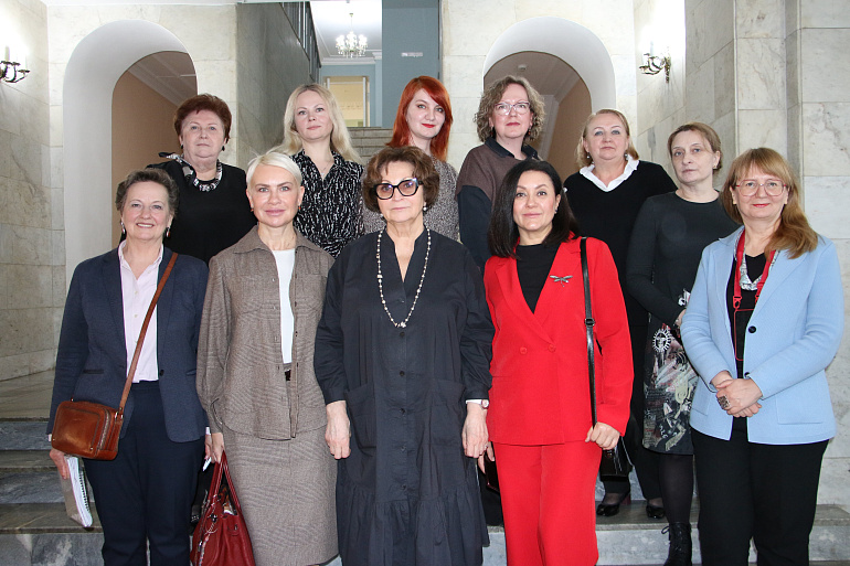 Женские ответы на вызовы времени