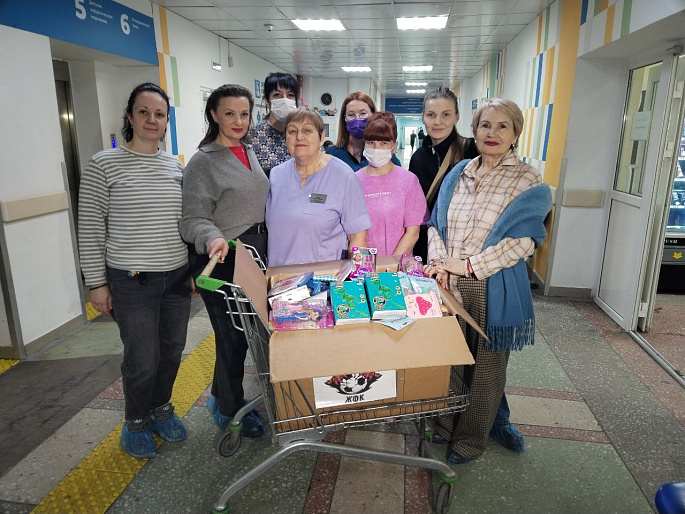 Хабаровские союзницы передали «Коробки храбрости» юным пациентам онкоцентра