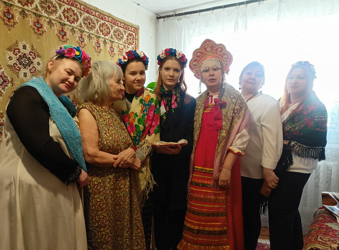 Магаданские подруги поздравили ветеранов с Масленицей