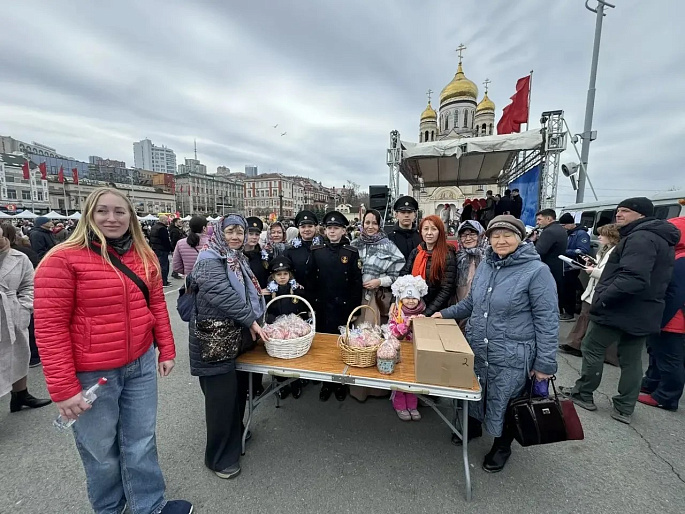 Женсоветы Владивостока и Арсеньева вручили горожанам домашние куличи