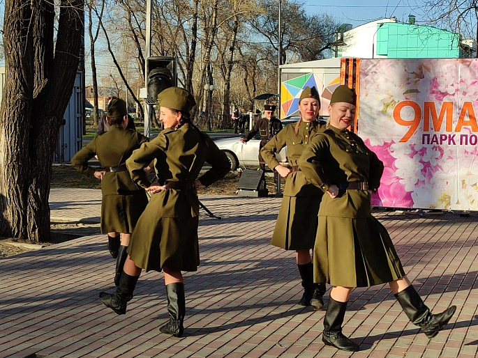 В Абакане открылась танцплощадка "В шесть часов вечера после войны"