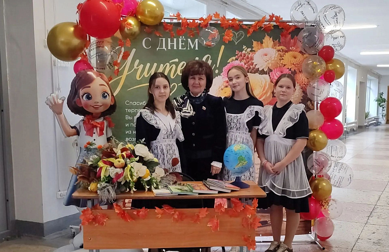 «Их труд — фундамент будущего»: женсоветы Ульяновской области поздравили педагогов