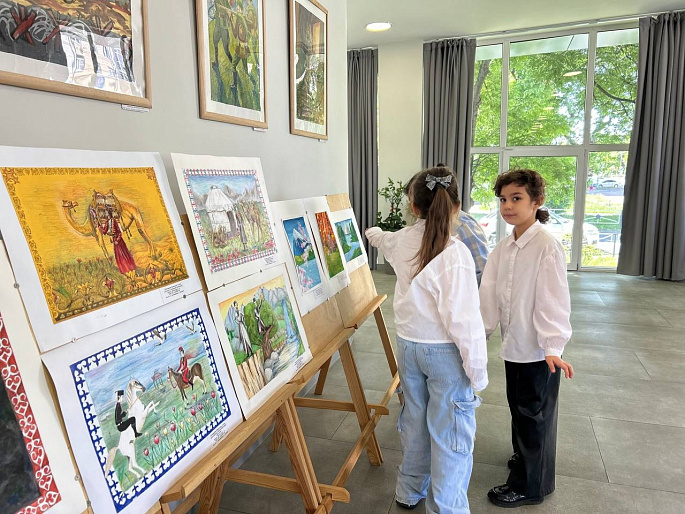 В Майкопе работает выставка «Мир глазами детей Луганска»