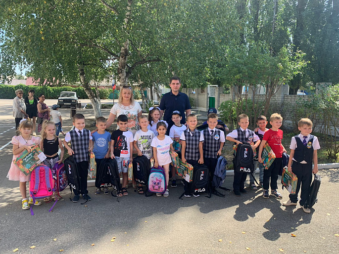 В Пятигорске первоклашкам вручили ранцы со школьными принадлежностями