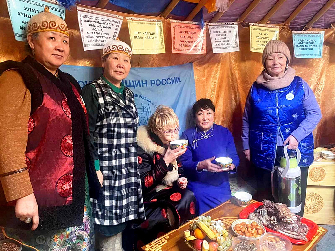 "На ветвистом дереве птиц полно, в доброй юрте народу много"