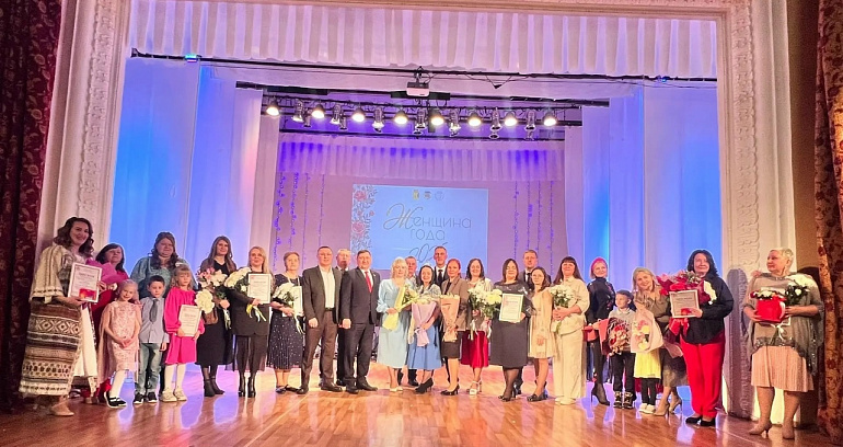 В Нововятске прошла церемония награждения победителей районного этапа конкурса "Женщина года - 2025"