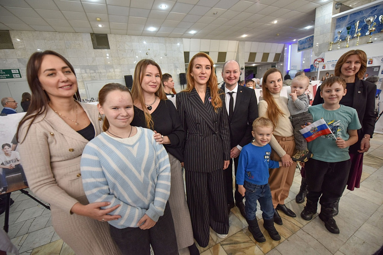 Активисты Свердловского РО СЖР привезли в Новоуральск выставку «Мы Урал! Мы одна семья»