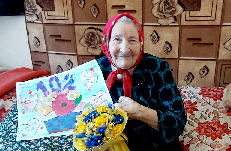 102 года отмечает Эмилия Волтухова в Псковской области