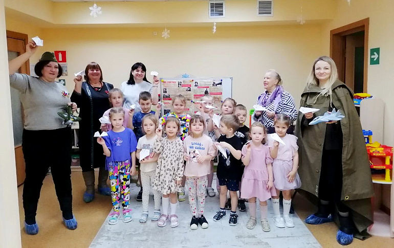 Бумажные самолетики белгородских детей в память о легендарной летчице