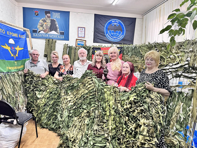 «Серебряные» волонтёры Пятигорска плетут сети и вяжут носки для бойцов