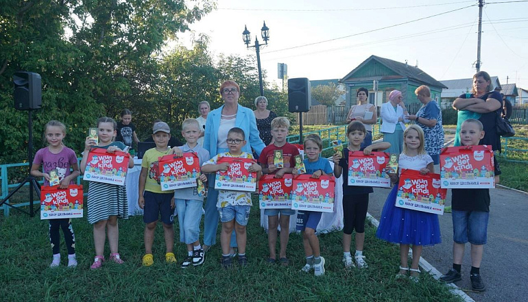 В Октябрьске будущим первоклассникам вручили подарки к Первому сентября