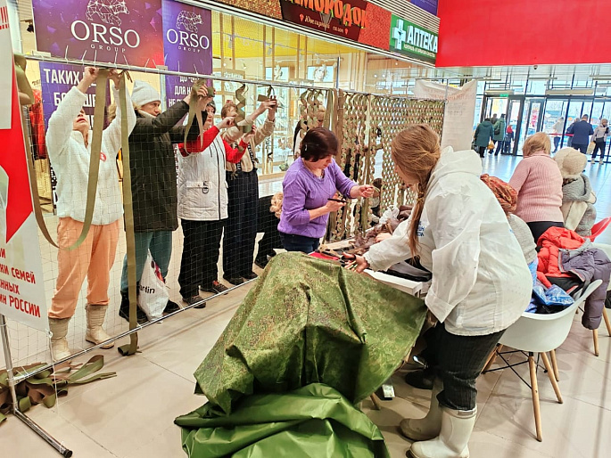 В Магадане продолжается акция «Плетем победу вместе» 