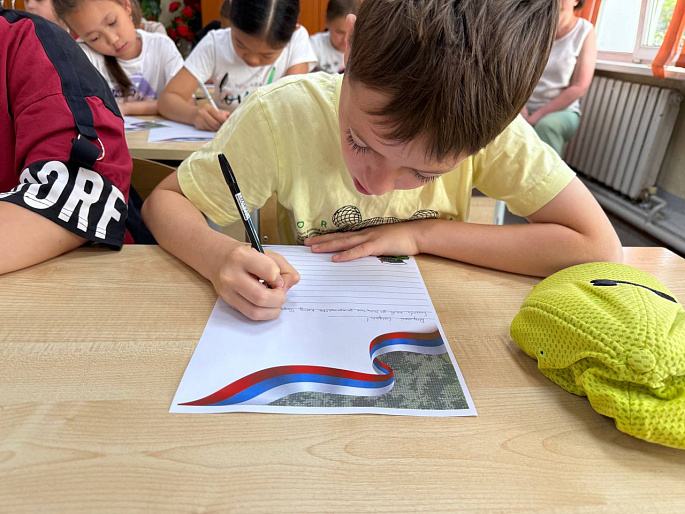 Школьники Южно-Сахалинска написали письма поддержки бойцам СВО