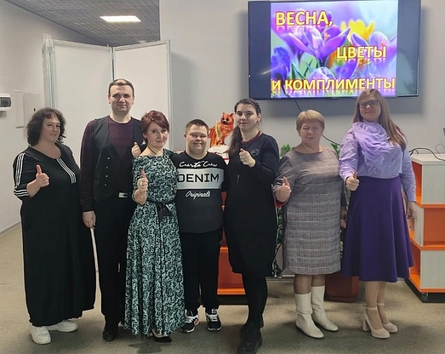 Артисты инклюзивной театральной студии подарили праздник представителям ВОИ г. Удомли